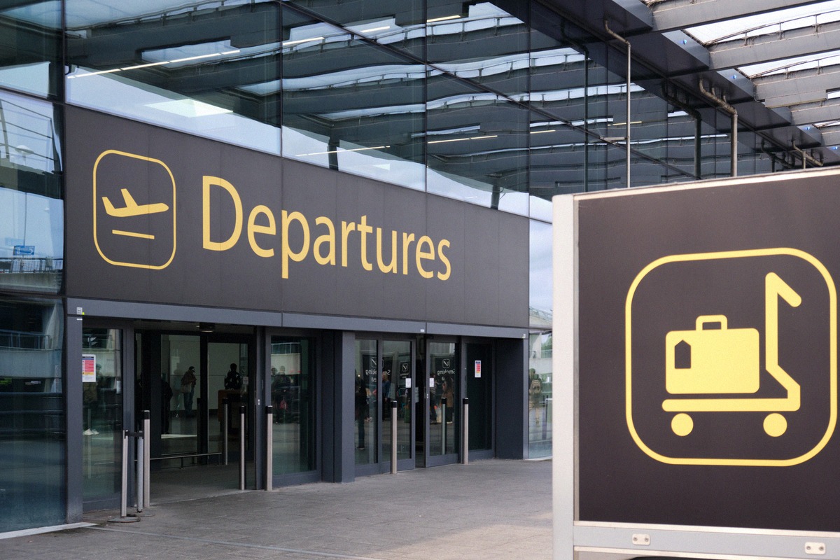 Eingang zum Abflugbereich am Flughafen Gatwick