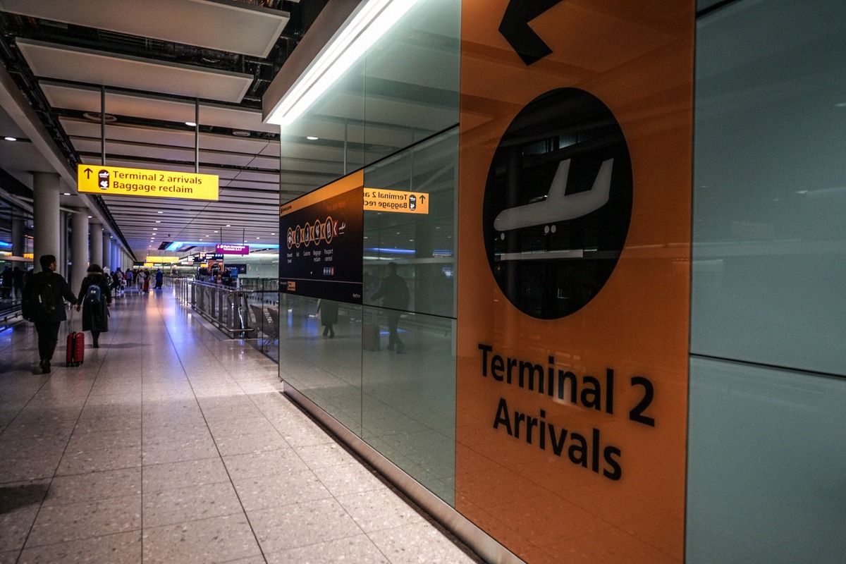 Wegweiser zu den Ankünften von Terminal 2 am Flughafen Heathrow