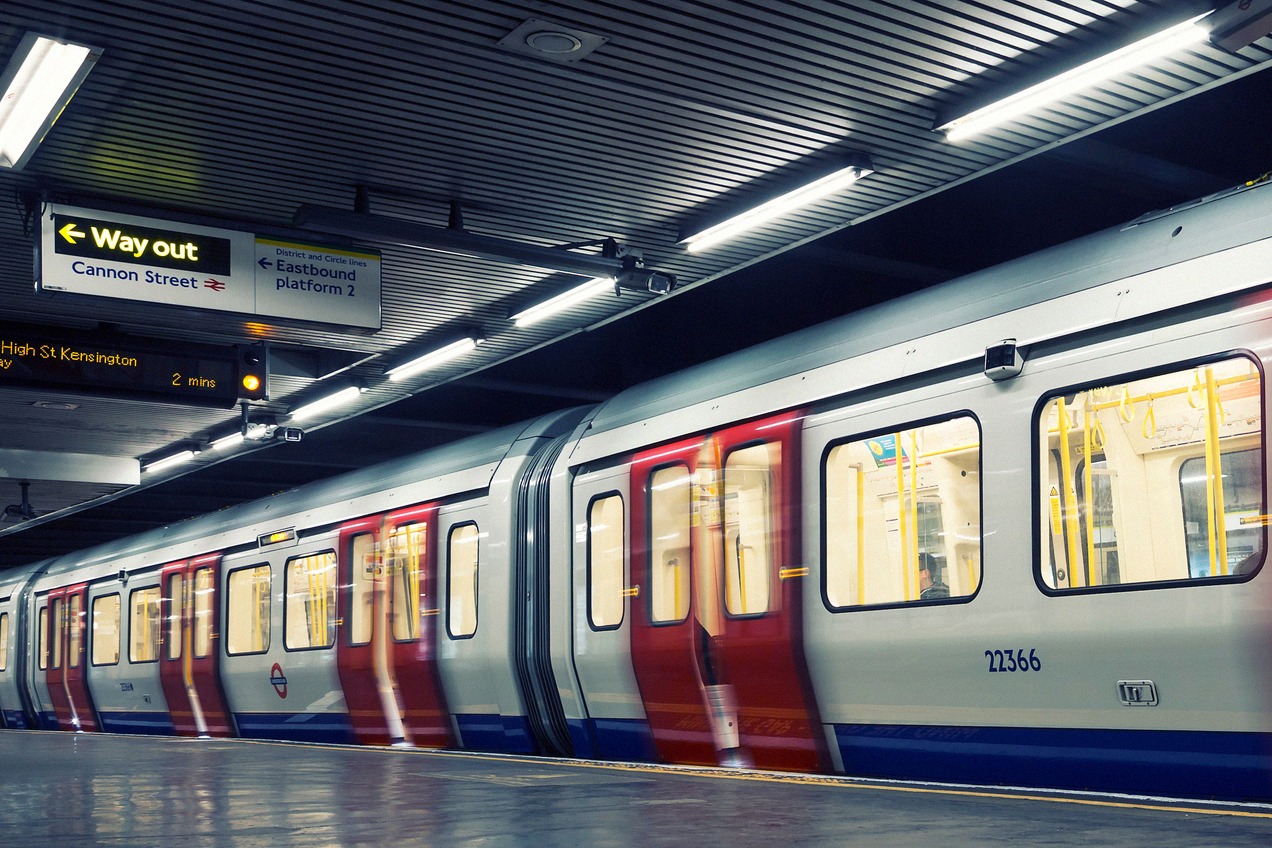Zug der London Underground am Bahnsteig der Station Cannon Street