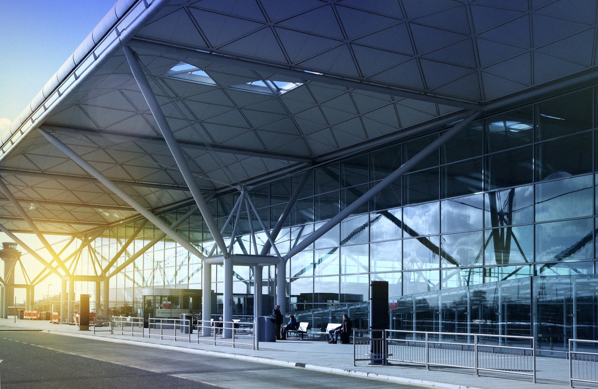 Terminal des Flughafens Stansted unter dem Stahl-Glas-Dach von Norman Foster